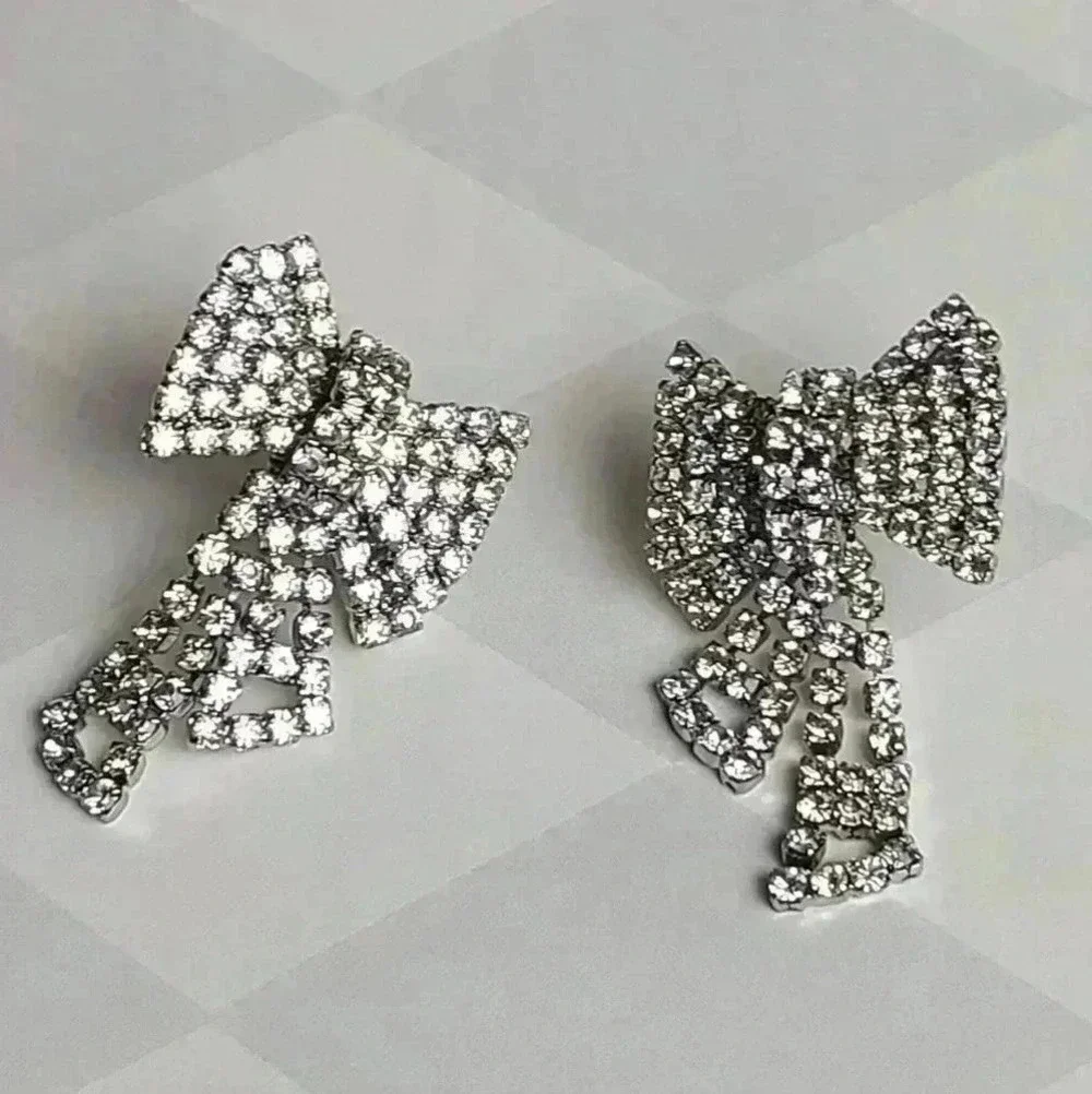 Silver tone clear rhinestones bow earrings - Picture 12 of 17